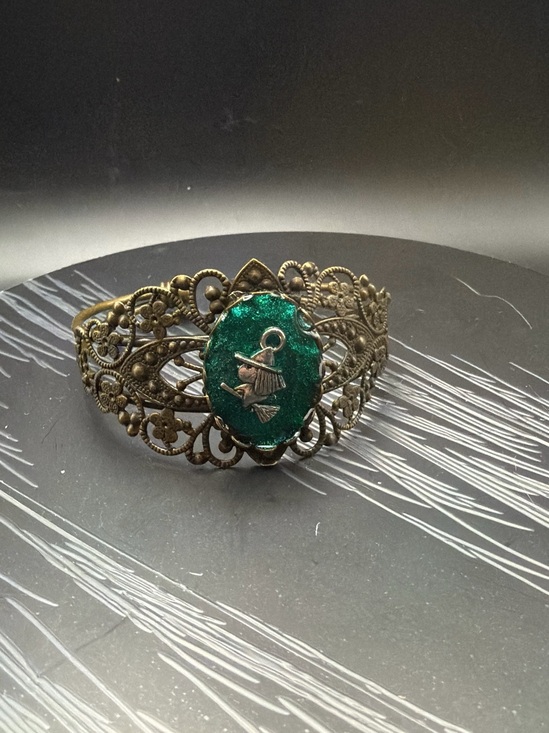 Jewelry - Vintage-Style Green and Gold in Filigree Bracelet